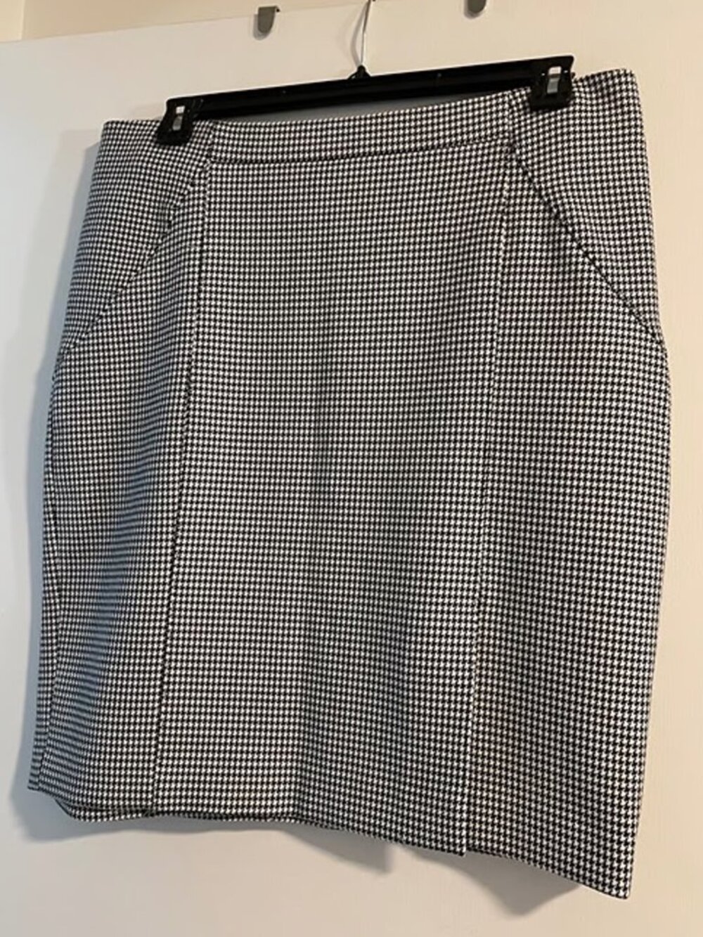 Banana Republic black-and-white houndstooth pencil skirt, 16